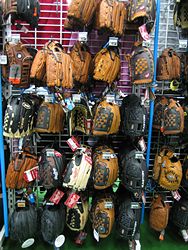 Baseball-Handschuhe im Sportgeschäft