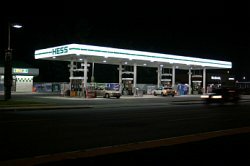 Tankstelle bei Nacht
